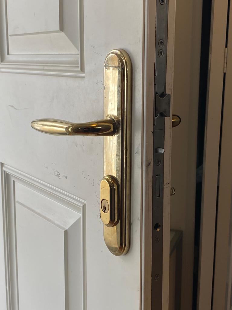 Residential lock door knob and deadbolt rekeyed by Reliable Locksmith MN (1)